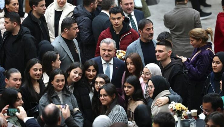 Gençlik ve Spor Bakanlığı’ndan genç sanatçılara dev hizmet! Bakan Bak programa katıldı