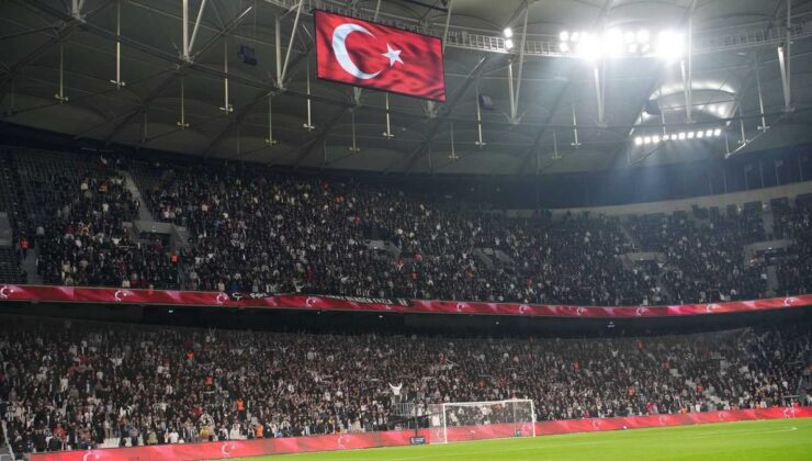 Beşiktaş tribünlerinde ’yönetim istifa’ sesleri!