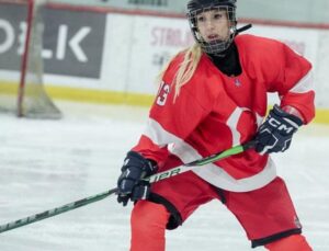 Dünya Kadınlar Buz Hokeyi Şampiyonası’nda 2’de 2! Türkiye: 4 – Romanya: 3