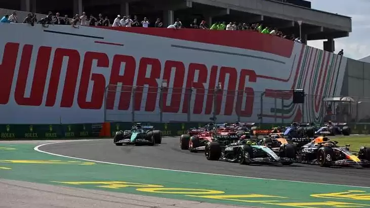 Formula 1’de sezon öncesi şov! Verstappen tribünü tükendi