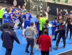 Giresun-Trabzon derbisinde saha karıştı, yumruklar havada uçuştu