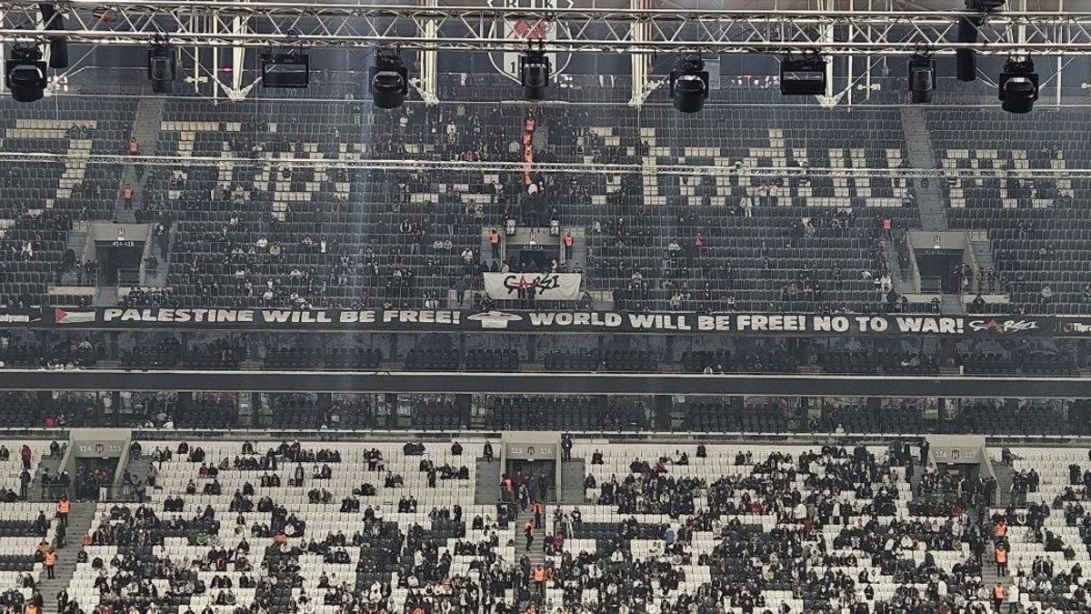 Beşiktaş tribünlerinden Filistin pankartı!