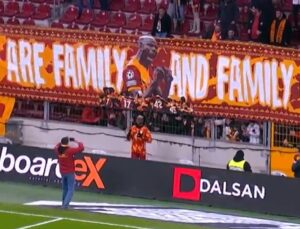 Galatasaralı taraftarlardan Victor Osimhen için özel pankart