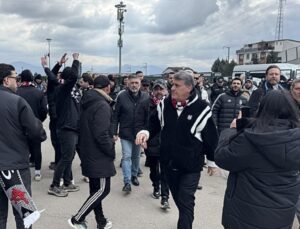 Serdal Adalı, Kocaeli deplasmanında taraftarlarla tribüne girdi