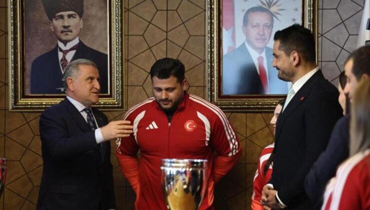 Avrupa şampiyonasında 11 madalya: Milli güreşçiler, Bakan Bak’ı ziyaret etti