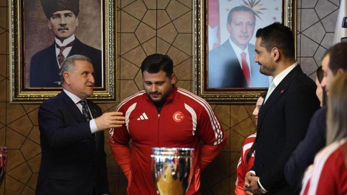 Avrupa şampiyonasında 11 madalya: Milli güreşçiler, Bakan Bak’ı ziyaret etti