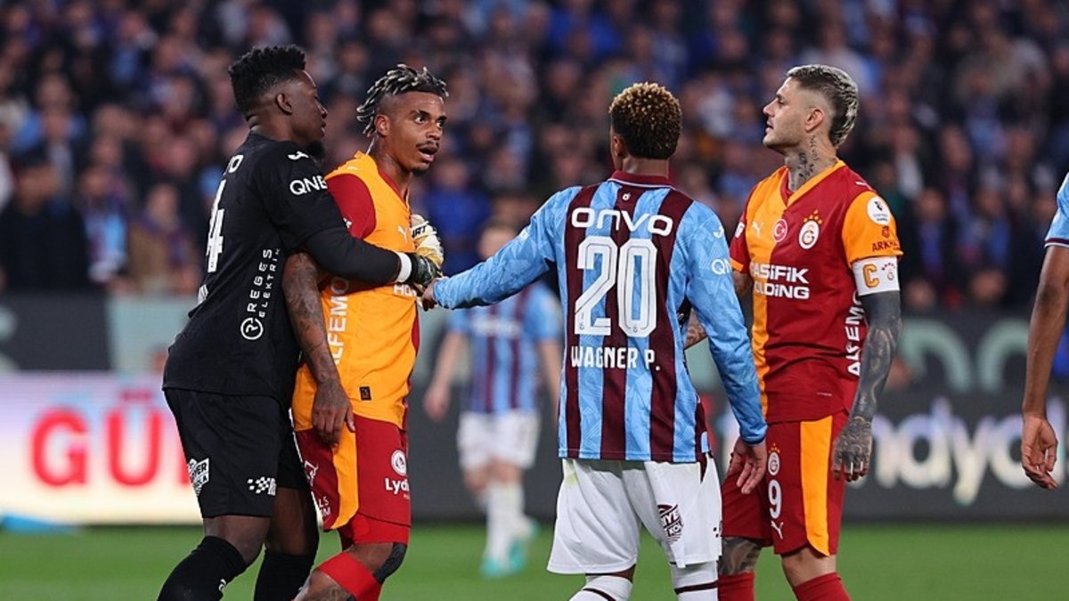 Bitiş düdüğüyle birlikte saha karıştı! İşte maç sonu yaşananlar