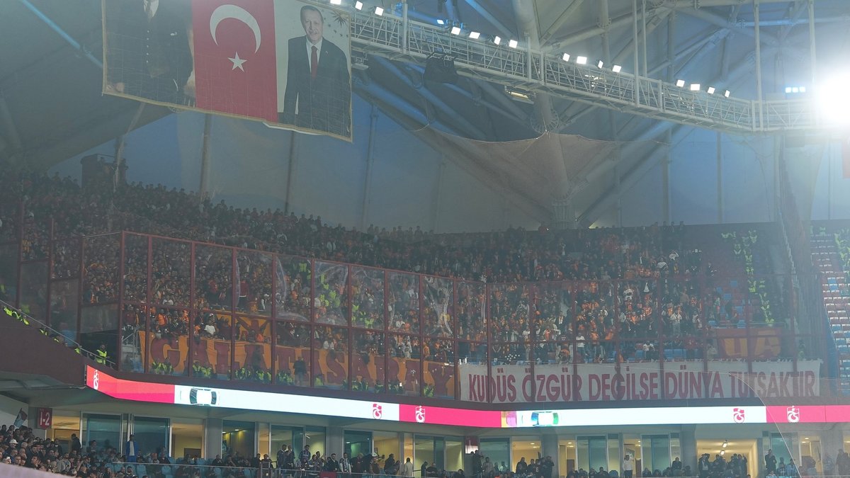 Galatasaray tribünleri: Kudüs özgür değilse dünya tutsaktır!