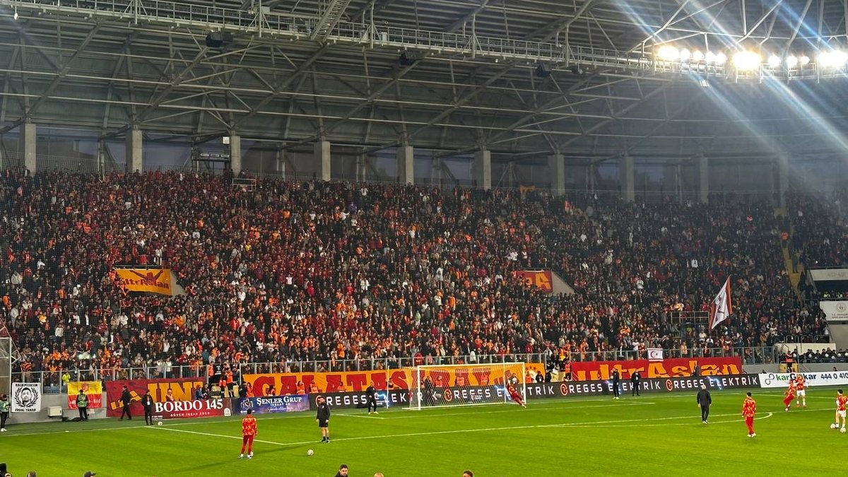Galatasaraylı taraftarlar tribünleri doldurdu!