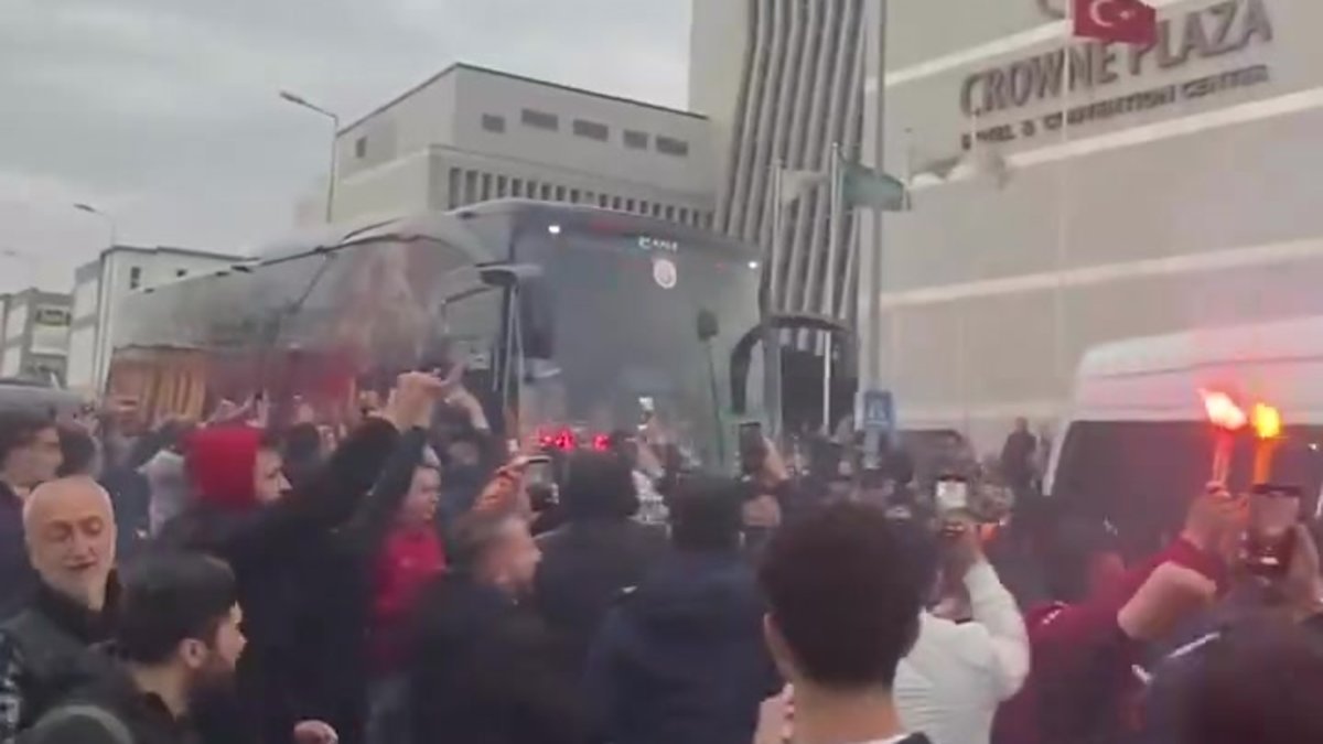 Galatasaraylı taraftarlardan coşkulu uğurlama!